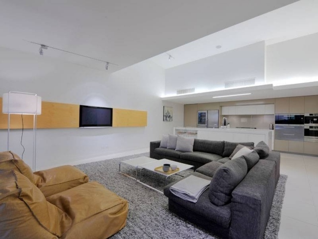 obývačka-dvojitý-výška-strop-sedací vak-koža-hnedá-koberec-sivá