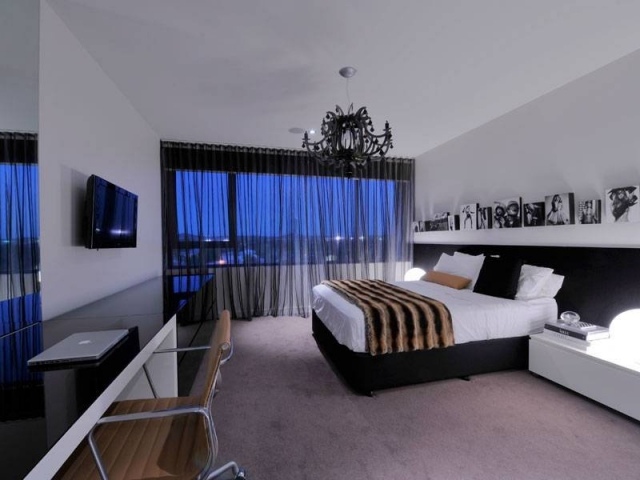 spálne-klasický-luster-čierne-priesvitné-okenné závesy