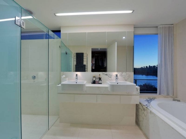 kúpeľňa-dizajn-na stenu-zavesený-drez-doska-mramor-zadná stena