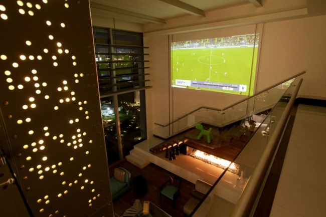 Nástenný projektor do schodiska