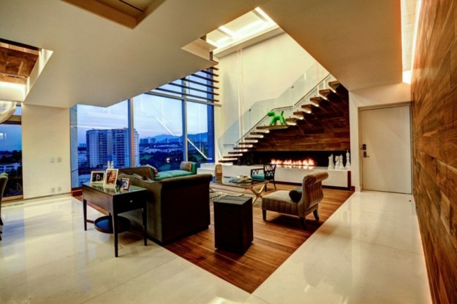 Plochý drevený podlahový krb pod schodiskom