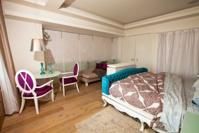 Spálňa fialové stoličky modrá posteľ