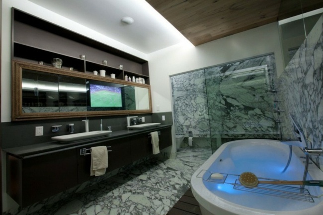 Vaňa s vírivkou farbí televízor