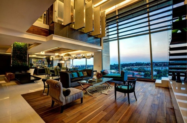 Vybavenie modrých stoličiek akcentom obývačky