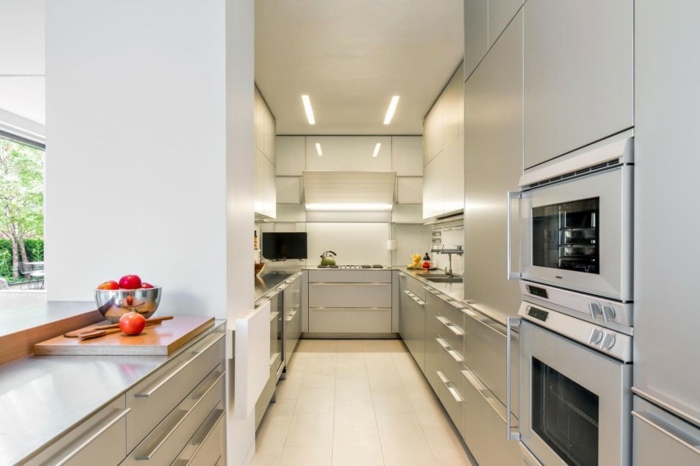 predĺžená kuchyňa so strieborným leskom