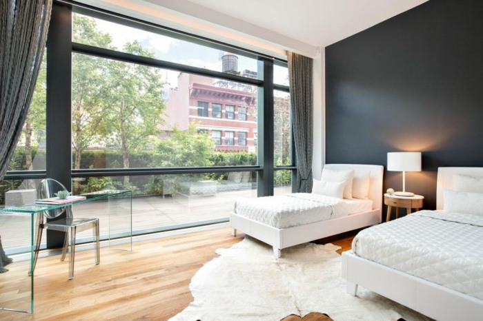 Detská izba s futuristickým stolom a stoličkou