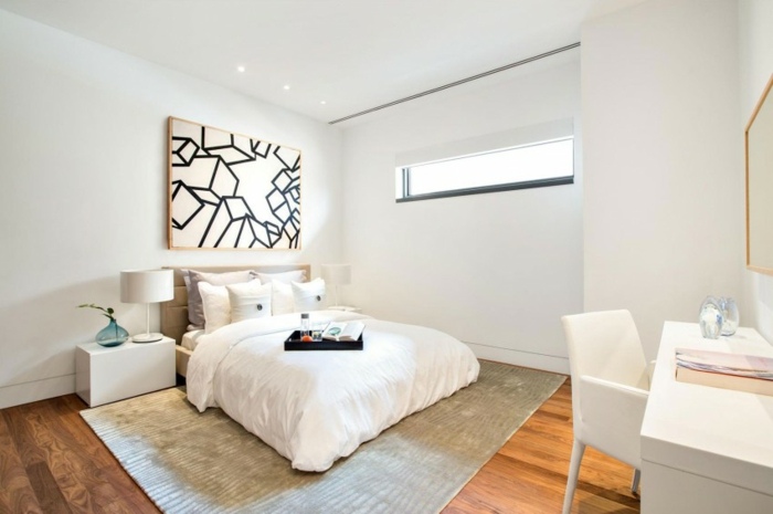 Hosťovská izba s manželskou posteľou a stolom so stoličkou