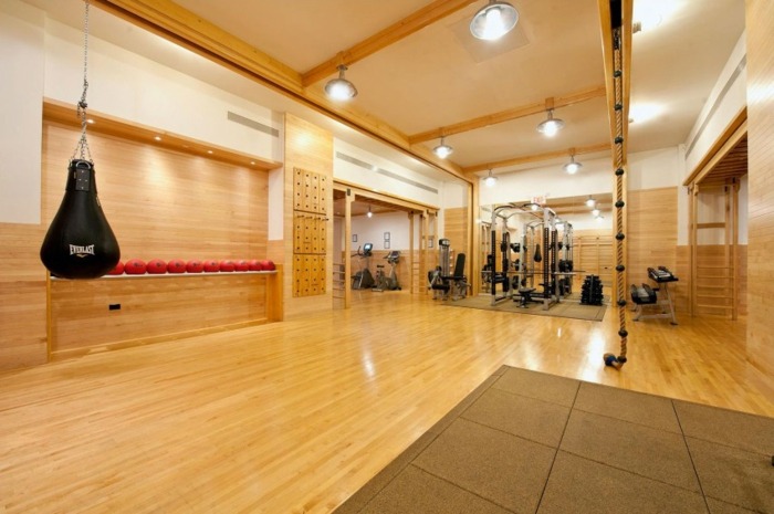 Športová miestnosť s boxovacím vreckom