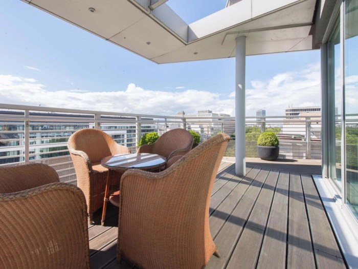 Penthouse v Belgicku s výhľadom na mesto Penthouse-byt-belgicko-krytá-terasa-wpc-chodby-ratanový nábytok