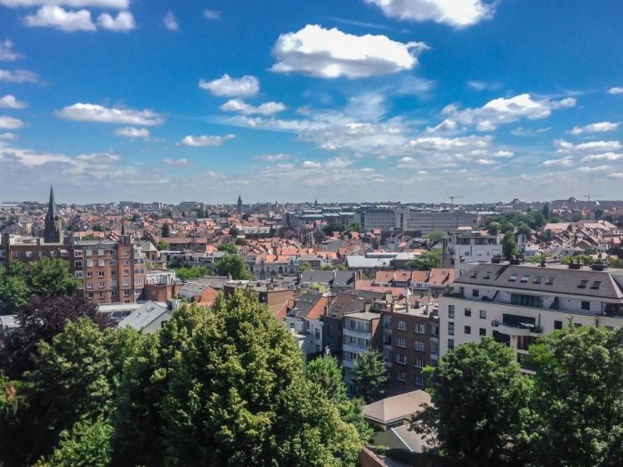 Pohľad na mesto z moderného strešného bytu outlook-city-penthouse-belgium