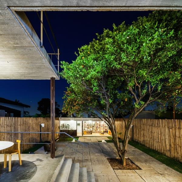 nočné osvetlenie-brazílsky-dom-strom-dvorček