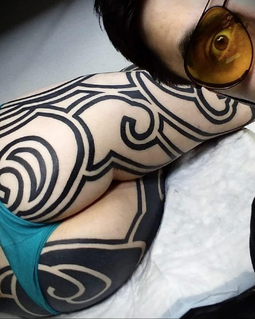 Puč u crnoj tetovaži - zamislite samo - što se može zabiti ovim iglama za tetoviranje - fotografija 3