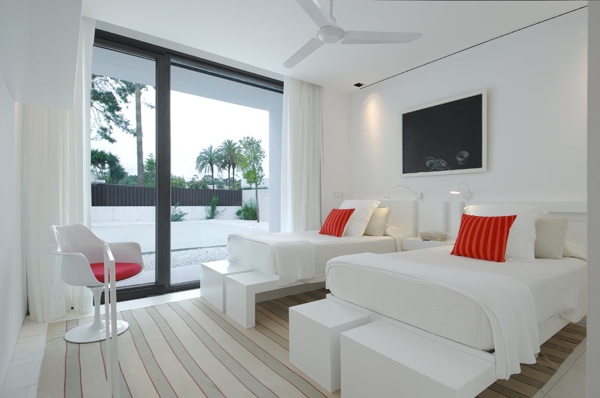 biele-spálne-červené-vankúše