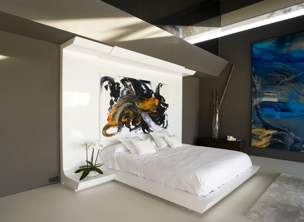 hnedý dizajn-biela-posteľ-akcent