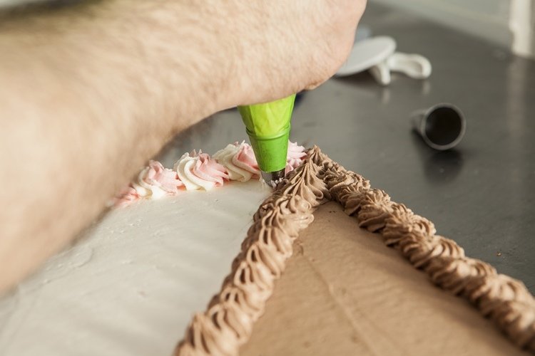 Trieska-maslo-smotana-tufy-na-tortu