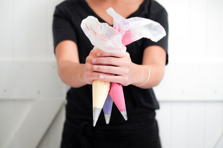 rôzne krémy v potrubných vreciach