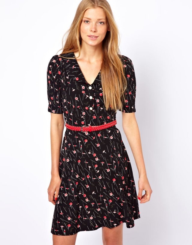 Tmavé šaty s malým kvetinovým motívom dámy-tipy-štíhle-šaty-šaty-kvety