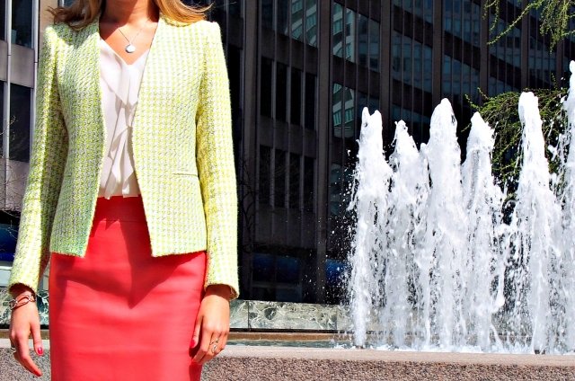 Kombinácia sukne a jemnej blúzky so sakom bunda-ženy-so sukňou-tipy na módu