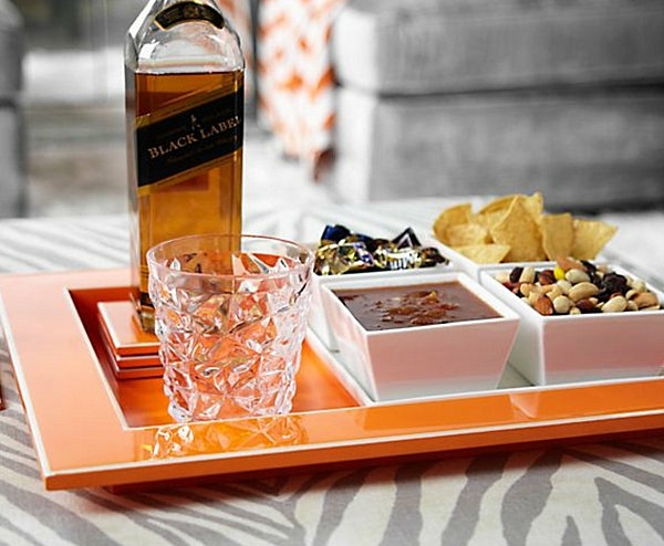 Kolegovia organizujú večere a servírujú nápoje Kolegovia party organizujú štýlové dekorácie jedál a nápojov