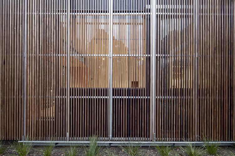 Drevené pergolové žalúzie na ochranu pred slnkom