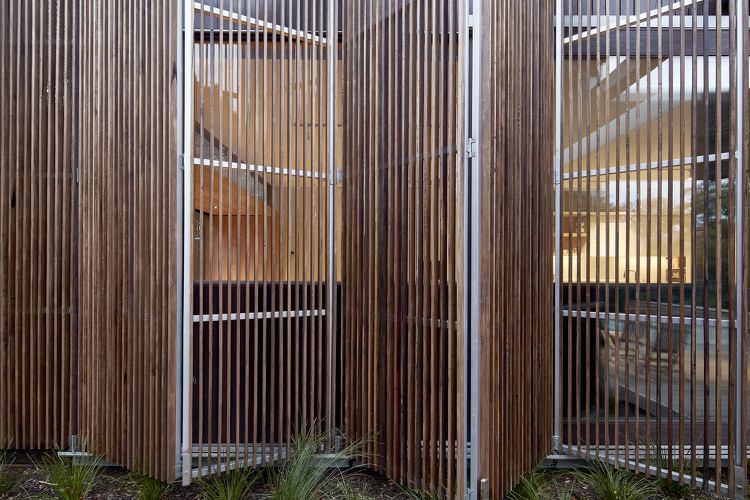 Drevené žalúzie sklenené predné časti elektricky ovládané