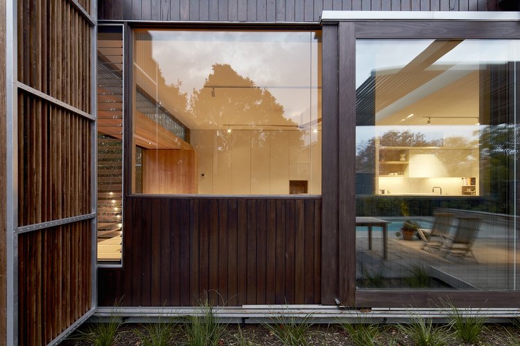 Drevené žalúzie navrhujú nové sklenené fronty