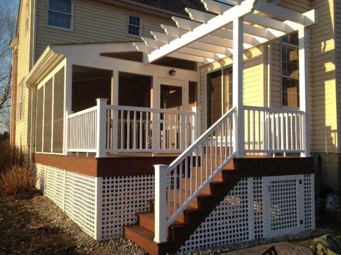 postavte si malú pergolu svojpomocne biely lak schody zastrešenie