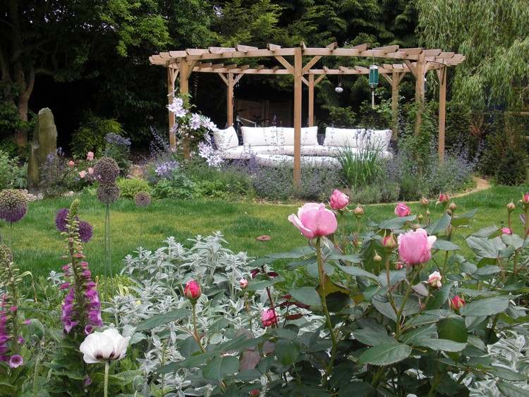 Postavte si sami pergolu drevené sedadlo v tvare kruhu