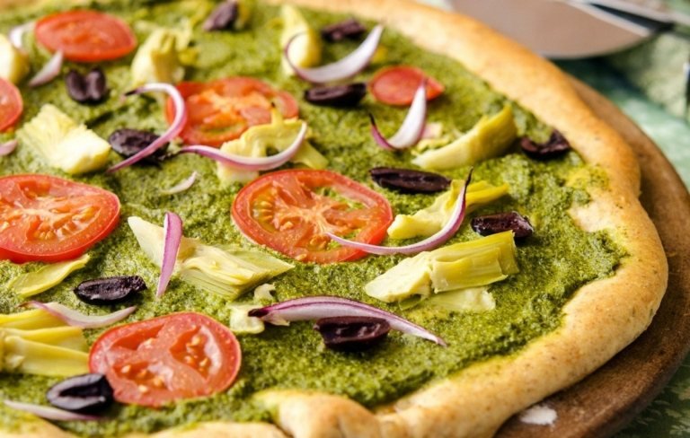 Na pizzu namiesto paradajkovej omáčky natrieme pesto s bazalkou