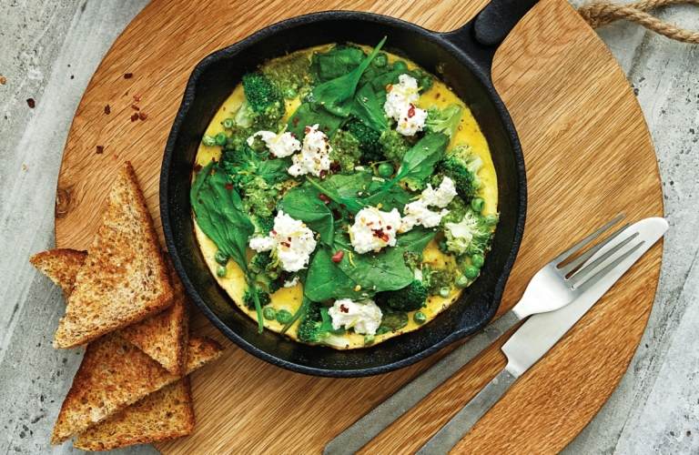 Jednoduchá pesto omeleta s brokolicou a špenátom