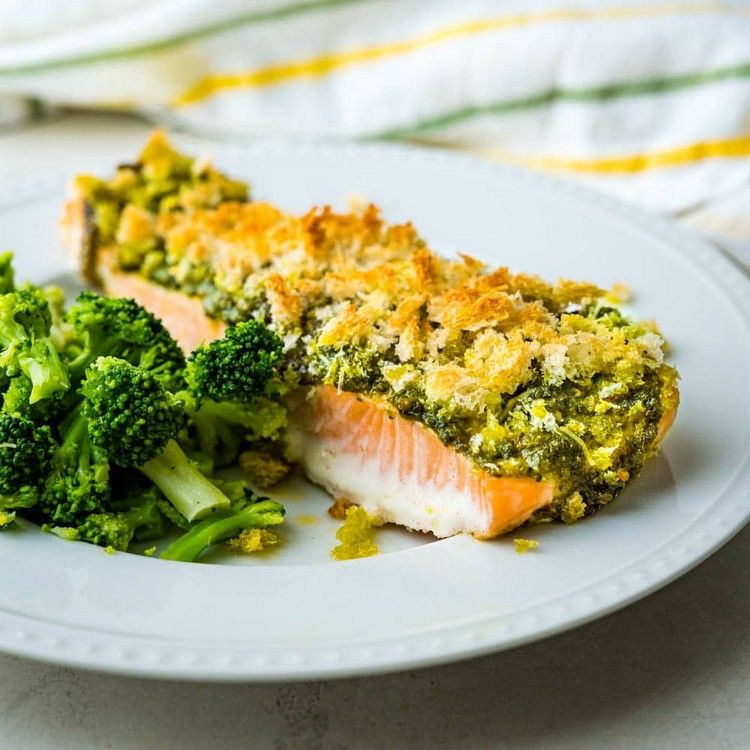 Ako príloha losos s pestom a parmezánovou kôrkou s brokolicou