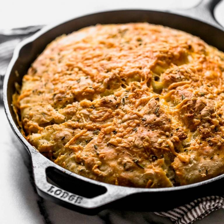 Recept na panvový chlieb s rozmarínom, parmezánom a droždím na miesenie