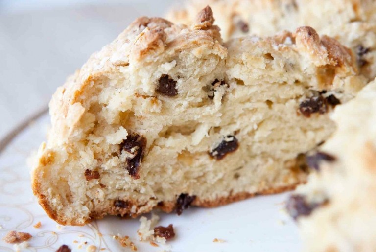 Miešajte cesto na recept na írsky chlieb s hrozienkami na panvicu