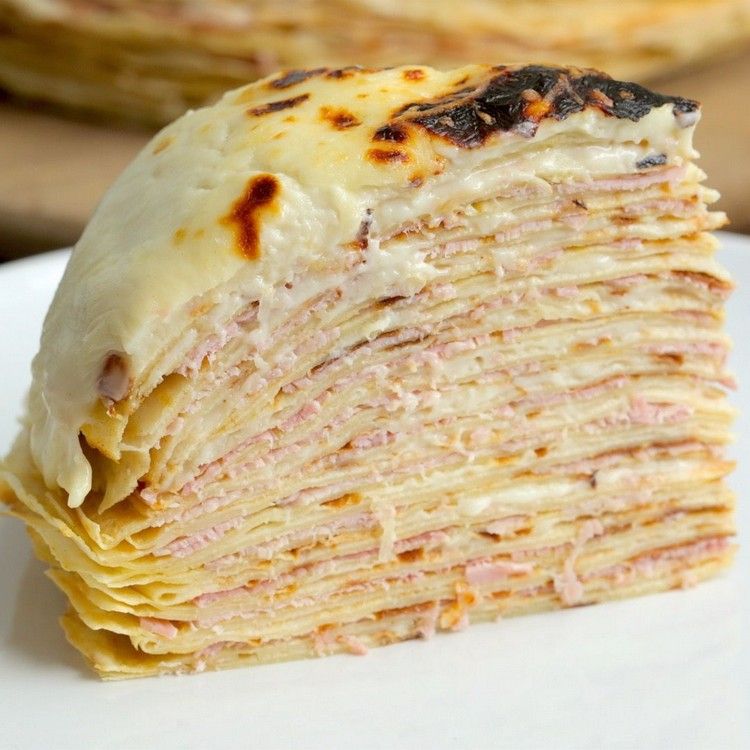 Recept na koláč vyrobený z palaciniek so syrom a šunkou