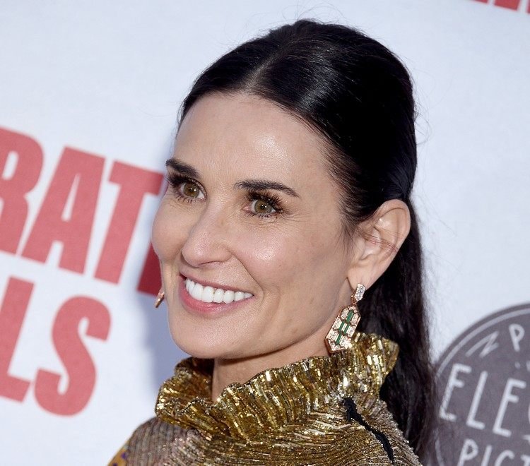 Demi Moore chvost od 50 v elegantnom vzhľade stredného delenia