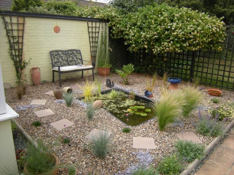 Rastliny na štrkové lôžko-rastliny-okrasná-tráva-malé-jazierko