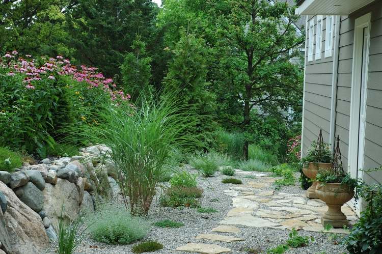 štrková výsadba-okrasná-tráva-predzáhradka