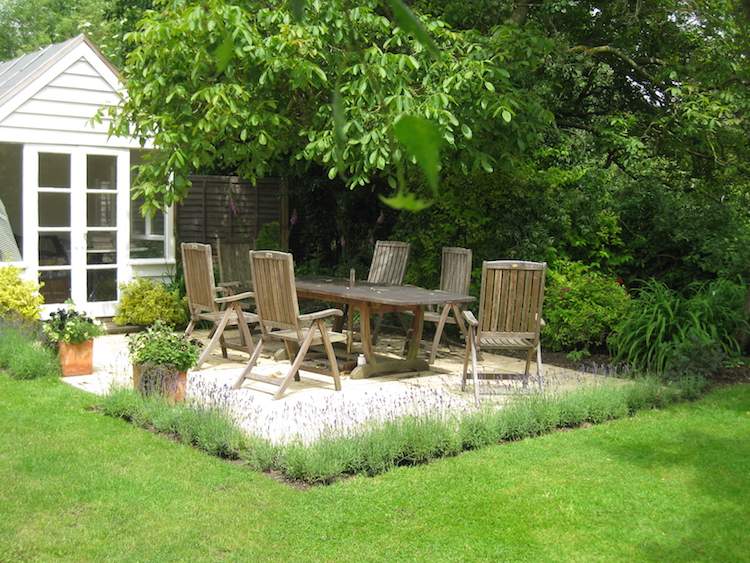 rastliny-proti-komárom-domáce-prostriedky-orech-strom-záhrada-terasa-tienenie