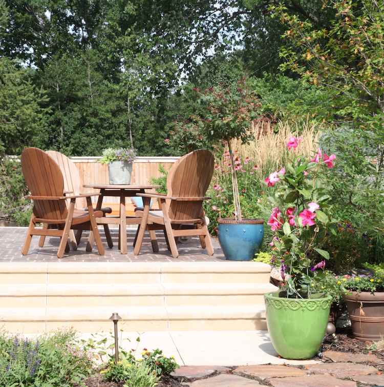 Rastliny proti komárom-domáce opravné prostriedky-terasa-slnečno-rastliny-drevený nábytok