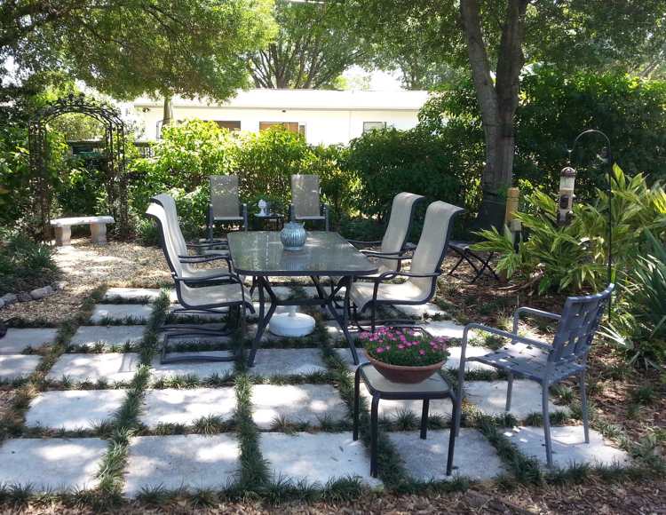 Japonská okrasná tráva hadej brady odroda Nana zelena malta-betonove platne-japonske-hadie-brady-nana-terasa-jedalne-miesto-tienidlo-stromy