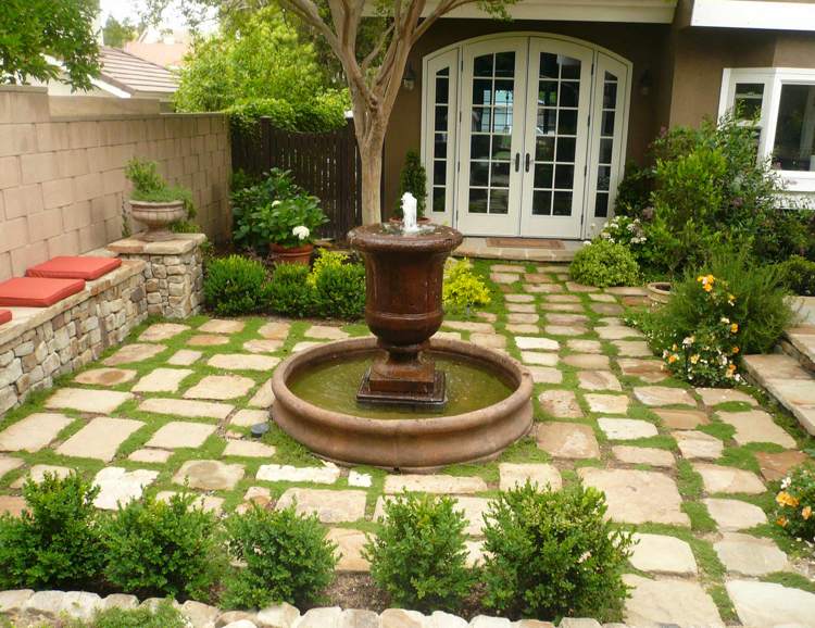 zelené kĺby v záhrade v stredomorskom štýle s fontánou rastliny-medzi-kamennými doskami-fontána-stredomorský-dizajn