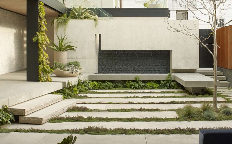 zelený-spoj-betón-dosky-rovnobežne prebiehajúci-tymián