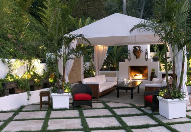 Šikmo položená terasová škridla so zelenými škárami zelená-prírodné škáry-trávnik-terasa-kachle-pavilón-závesy-vonku-krb