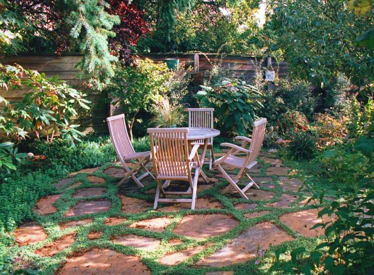 Drevený záhradný nábytok a červené terasové dlaždice rastliny-medzi-kamennými doskami-vidiecky štýl-drevo-jedálenský nábytok
