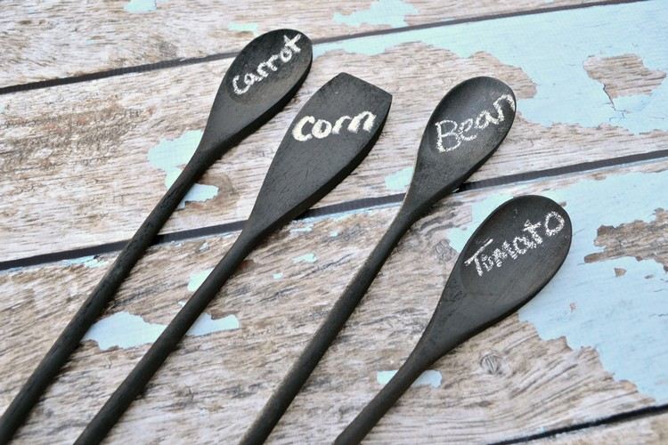 Vyrobte si rastlinné značky sami farbou na tabuľu drevenou lyžicou