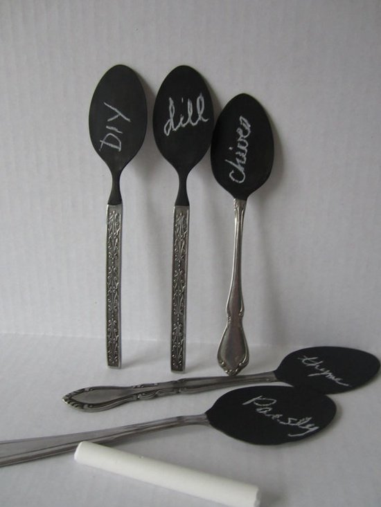 Vytvorte si značky rastlín sami pomocou starého náteru na tabuľu Löfel