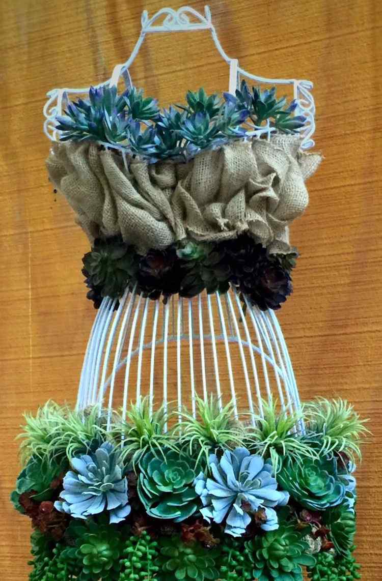 sadzače-mimo-izbový-rastliny-oblečenie-bábika-kovový drôt