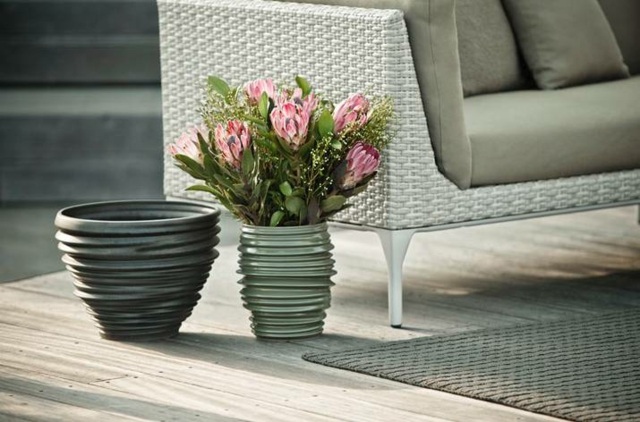 Kolekčné vázy na kvetináče ušľachtilé ultramoderné sivočierne Vázy, elegantný, ultramoderný záhradný nábytok z šedého čierneho ratanu