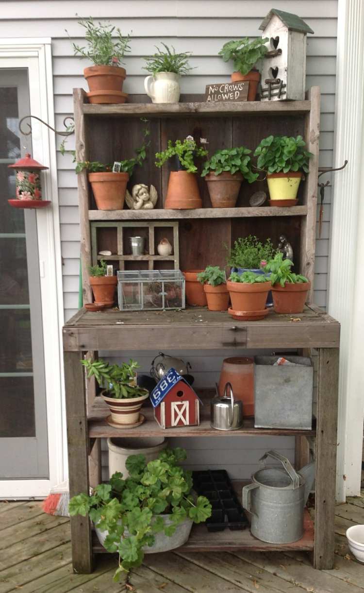 bylinky-záhradný stôl-drevená dekorácia