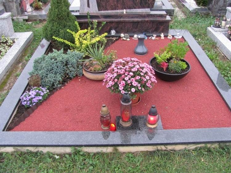 vždyzelený pôdny kryt, škrupinová výsadba a červený okrasný štrk nenáročná starostlivosť-výsadba hrobov-jar-leto-asymetrické-červeno-okrasné štrky-bellis-sukulenty